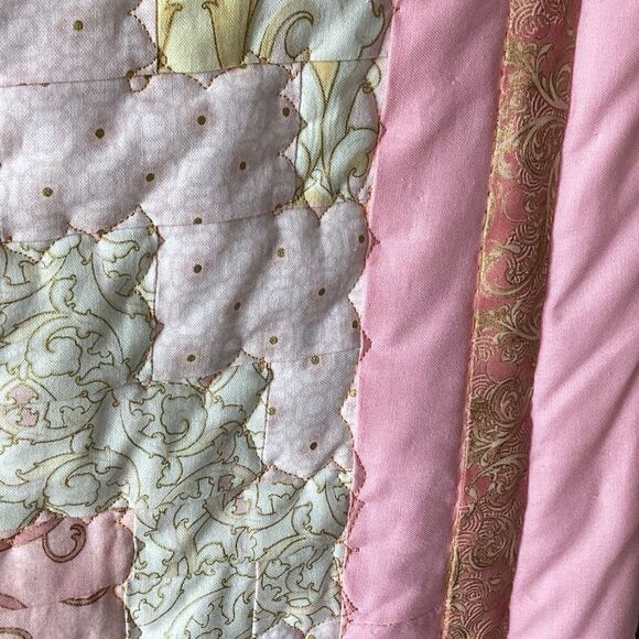 NWT. Hand Crafted Large Lap Quilt in Pinks - Picture 14 of 16